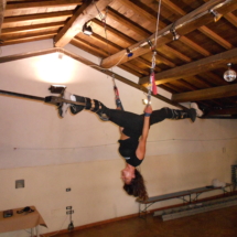 danza acrobatica sui trampoli